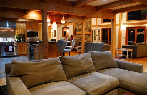 Whately Villa | Cozy Valley View Post & Beam Villa!