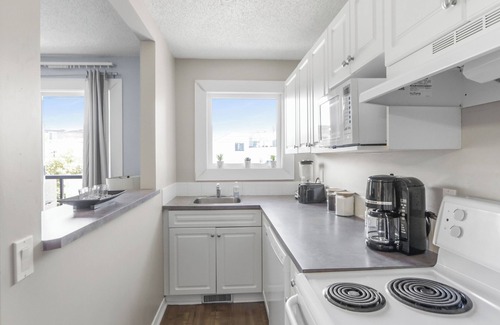 Sunnyside Condo | Cozy Vibes in Kensington - Free WiFi | Parking | Portable AC