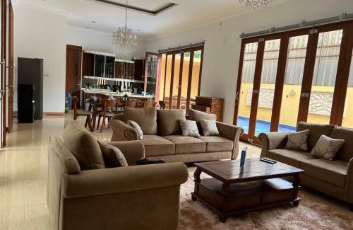 Citaringgul House | Cozy villa with swimming Pool in Sentul