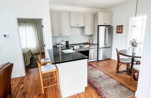 Old Village House | Cozy Village Inn- 5 min from beach!
