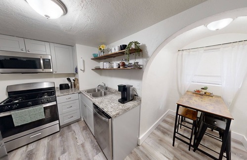 Ogden House | Cozy, Vintage Cottage in Ogden