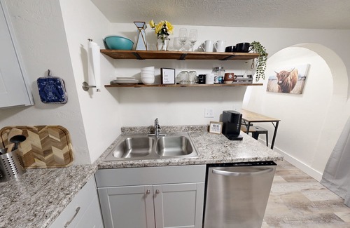 Ogden House | Cozy, Vintage Cottage in Ogden
