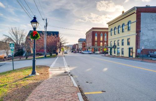 Hallowell Apartment | Cozy Water-View Apt in the Heart of Downtown!