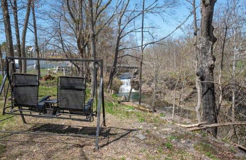 East Durham House | Cozy Waterfall BnB - Close To Mountains and Hikes