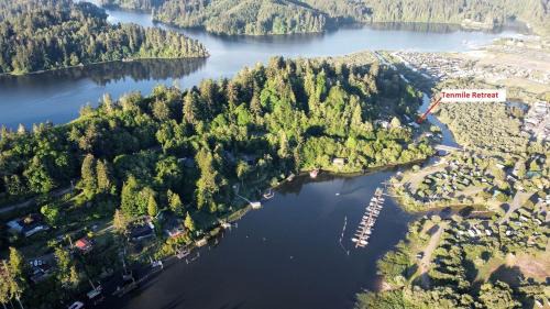 Lakeside House | Cozy Waterfront Cottage with Hot Tub in Lakeside, Oregon