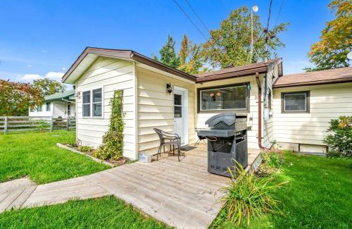 Drummond-North Elmsley Apartment | Cozy Waterfront Cottage, WiFi-Netflix-Dog Friendly