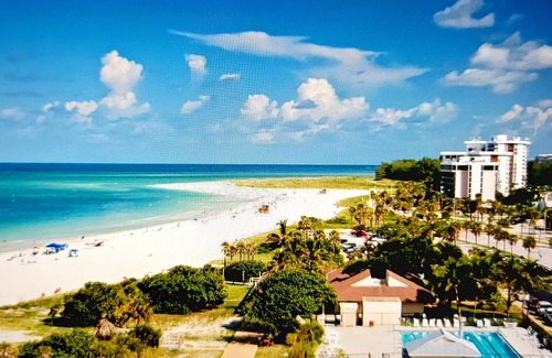 Trailer Estates Hotel | Cozy Waterfront Hotel Room