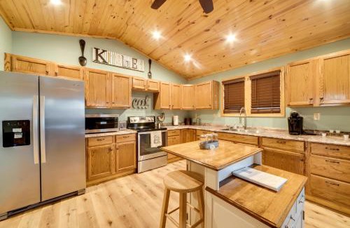 Waverly House | Cozy Waverly Cabin with Fireplace and Deck!