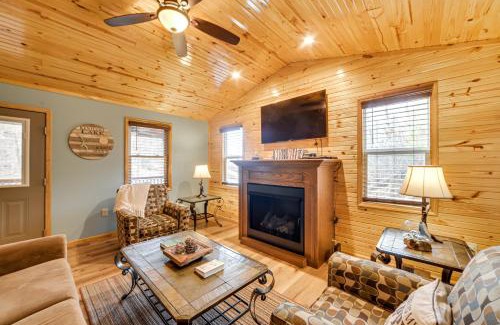Waverly House | Cozy Waverly Cabin with Fireplace and Deck!