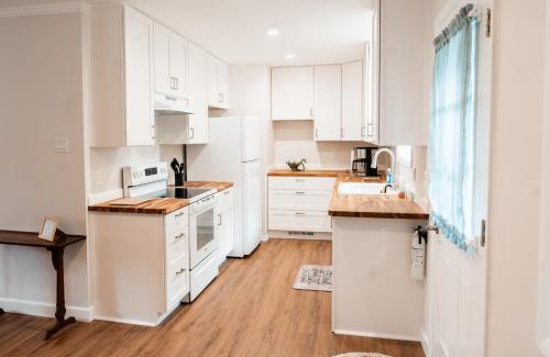 Cedar Bluff House | Cozy Weekend Retreat for UT Parents in W Knoxville
