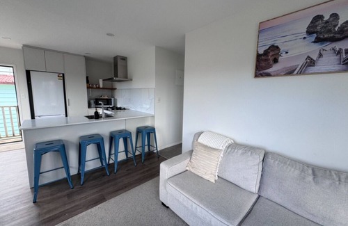 Henderson House | Cozy West Auckland Accomodation