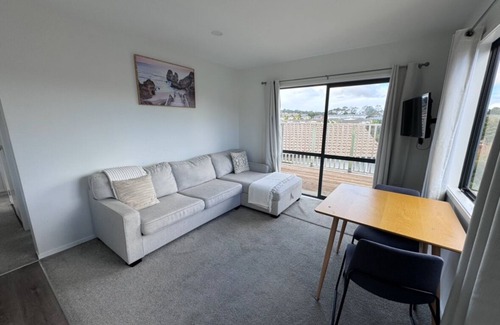 Henderson House | Cozy West Auckland Accomodation