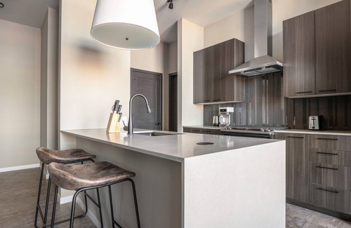 West Loop Apartment | Cozy West Loop 1BR w/Pool, Gym, nr. Restaurant Row, by Blueground