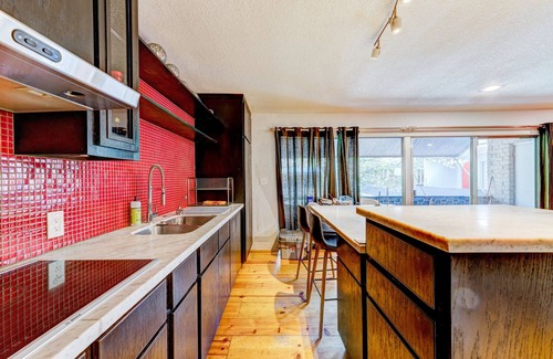 Greenway Plaza-Upper Kirby Condo | Cozy Westmoreland Condo just minutes to Galleria, Medical Center and Museum Dist