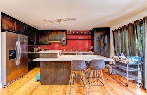 Greenway Plaza-Upper Kirby Condo | Cozy Westmoreland Condo just minutes to Galleria, Medical Center and Museum Dist