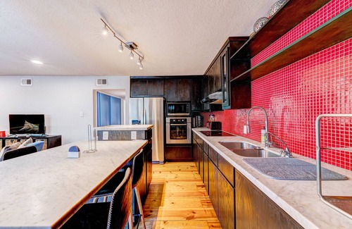 Greenway Plaza-Upper Kirby Condo | Cozy Westmoreland Condo just minutes to Galleria, Medical Center and Museum Dist
