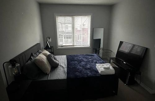 Whitby House | Cozy Whitby Retreat - 2 Bedroom Private Townhouse