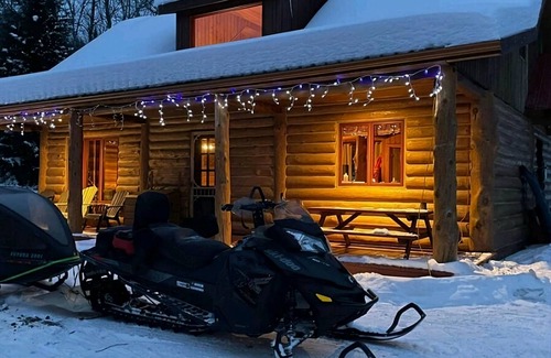 Saint-Michel-des-Saints House | Cozy wood cabin with Spa, 5 mn from snowmobile trails & beaches - 8 pers
