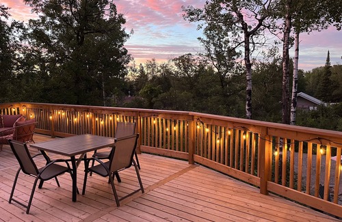 Hillside Beach Cottage | Cozy wooded cottage, with stunning tree-top views & 3 mins from the beach!