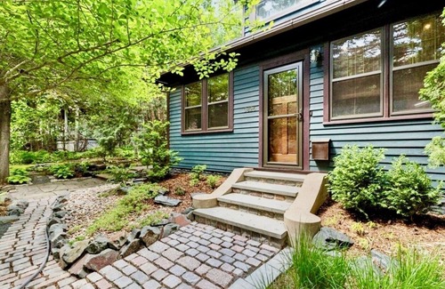 Linden Hills House | Cozy Zen Retreat by Lake Bde Maka Ska; perfect for getaways, families & friends
