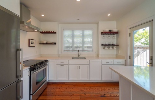 Oak Bluffs House | #CozyBluffs #OakBluffs #EastChop 1 BD, 1.5 bath home-Walk to Town-Ferries-Beach!