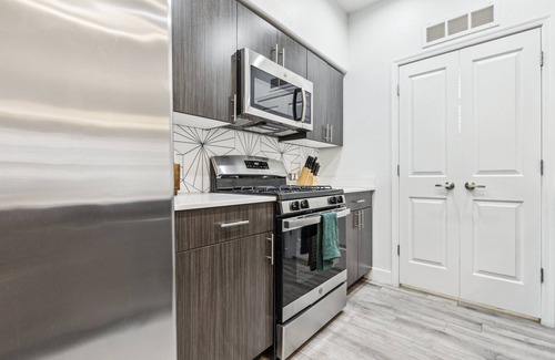 Glendale Sports and Entertainment District Apartment | CozySuites Glendale by the stadium with pool! 28