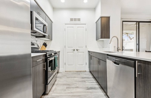 Glendale Sports and Entertainment District Apartment | CozySuites Glendale by the stadium with pool! 28