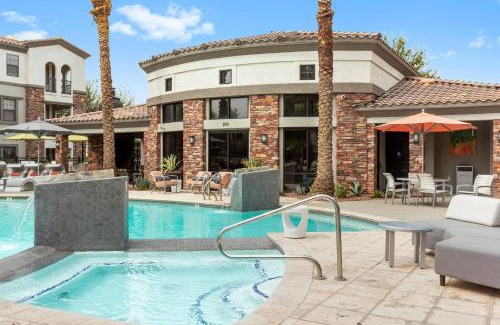 Glendale Sports and Entertainment District Apartment | CozySuites Glendale by the stadium with pool 05