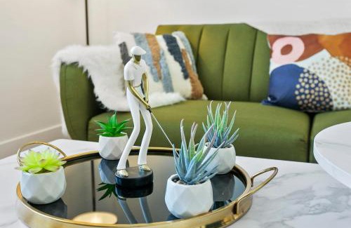Glendale Sports and Entertainment District Apartment | CozySuites Glendale by the stadium with pool 05