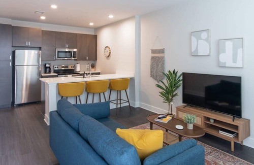 Central Business District Apartment | Cozysuites l Dream SDO in Downtown Cincinnati