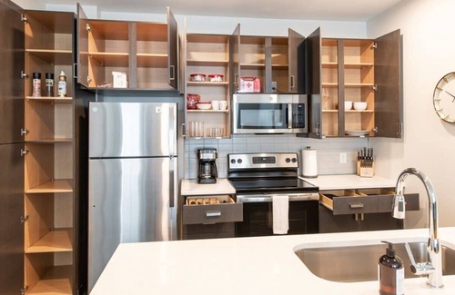 Central Business District Apartment | Cozysuites l Dream SDO in Downtown Cincinnati