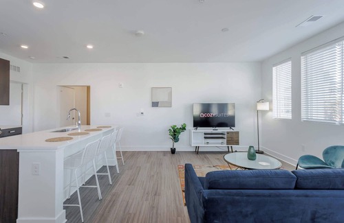 Central Business District Apartment | Cozysuites l Luxe 2BR in Downtown Cincinnati #5