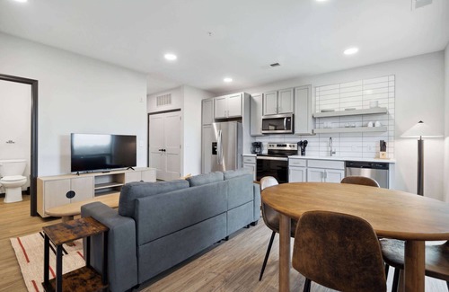 Lockerbie Square Apartment | CozySuites Mass with parking, lounge & roof deck #26