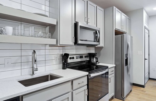 Lockerbie Square Apartment | CozySuites Mass w/parking, lounge & roof deck #36