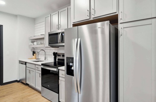 Lockerbie Square Apartment | CozySuites Mass w/parking, lounge & roof deck #36