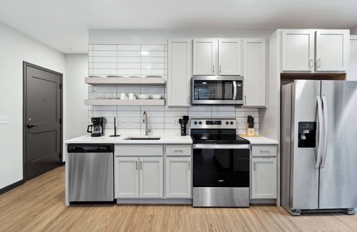 Lockerbie Square Apartment | CozySuites Mass with parking, lounge & roof deck #37