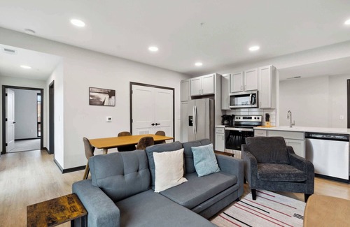 Lockerbie Square Apartment | CozySuites Mass w/parking, lounge & roof deck #41