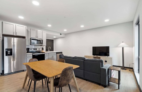 Lockerbie Square Apartment | CozySuites Mass w/parking, lounge & roof deck #41