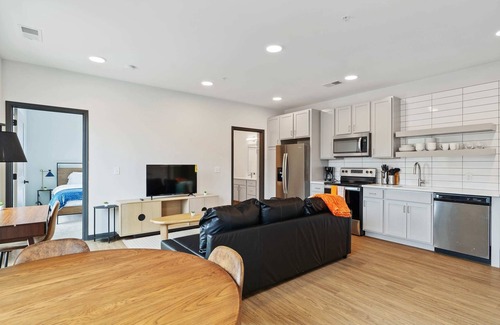 Lockerbie Square Apartment | CozySuites Mass with parking, lounge and roof deck 9