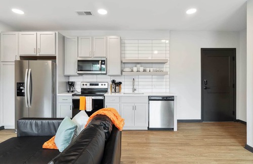 Lockerbie Square Apartment | CozySuites Mass with parking, lounge and roof deck 9