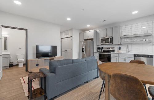 Lockerbie Square Apartment | CozySuites Mass with parking lounge & roof deck #28