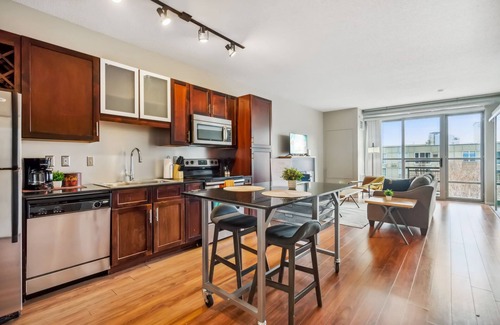 Mill District Apartment | CozySuites Mill District with pool, gym # 09
