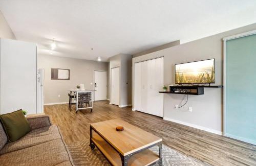 Mill District Apartment | CozySuites Mill District with pool, gym #02