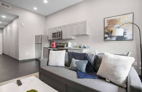Cultural District Apartment | CozySuites Modern 1BR in Downtown Pitts 9