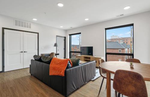 Lockerbie Square Apartment | CozySuites on Mass with garage parking #10