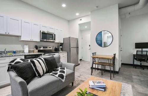 Cultural District Apartment | CozySuites Stunning 1BR in Downtown Pitts 44