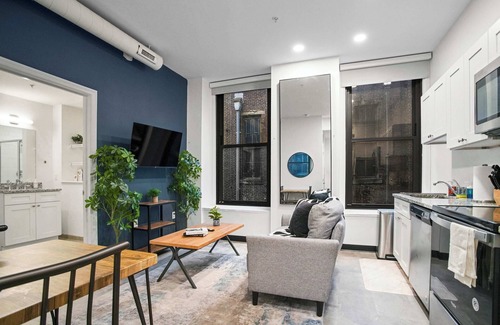 Cultural District Apartment | CozySuites Stunning 1BR in Downtown Pitts 44