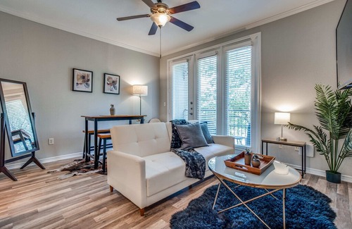 Cityplace Apartment | CozySuites TWO Spacious and Classy Apartments at CityPlace King Beds