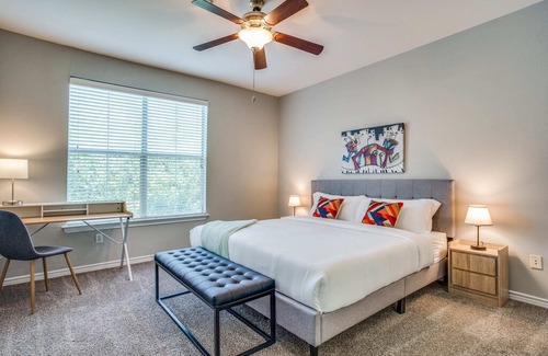 Cityplace Apartment | CozySuites TWO Spacious and Classy Apartments at CityPlace King Beds