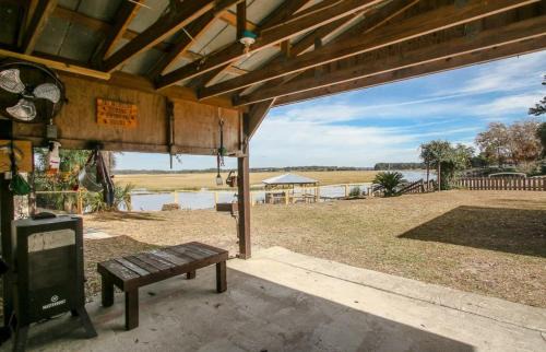 Midway House | Crabbin Cabin - Spacious, Seasonal Riverside Home On The Ga Coast